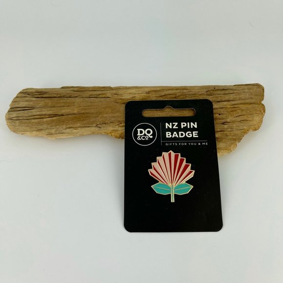 VINTAGE 🥝 NEW ZEALAND POHUTUKAWA FLOWER PIN 🌺 GEOMETRIC ORIGAMI STYLE . NWT - Picture 1 of 17